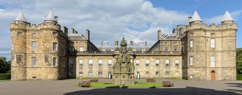 Entdecken Sie die reiche Geschichte und die beeindruckende Architektur von Holyrood Palace in Edinburgh.