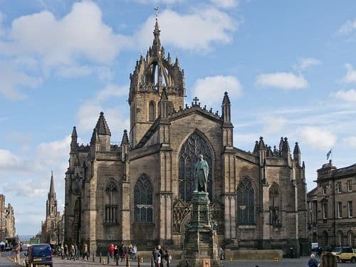 Entdecken Sie die faszinierende Geschichte und Architektur der St. Giles Cathedral, die auch als High Kirk oder Great Church of Edinburgh bekannt ist, und erfahren Sie mehr über die Veranstaltungen und Aktivitäten, die in den Räumlichkeiten angeboten werden.