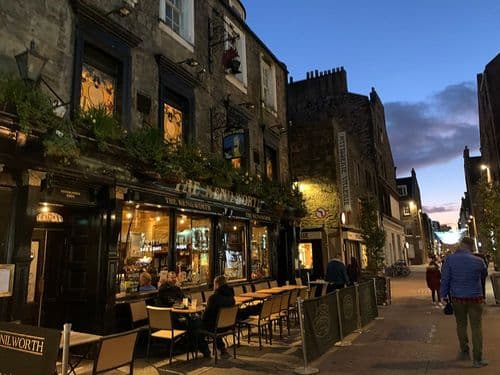There are 385 pubs in Edinburgh, so with so many to choose from, here are my top 12 to help you enjoy your night!